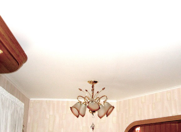 бесшовные натяжные потолки